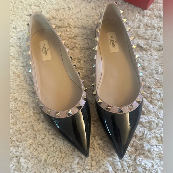 Authentic VALENTINO
Black/Nude Patent Leather Rockstud Flats Size US 38 - Picture 5 of 12